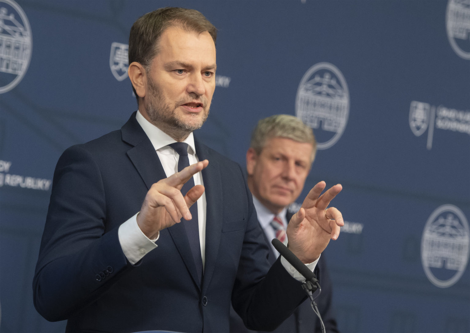 Minister financií SR Igor Matovič (OĽANO) a minister zdravotníctva SR Vladimír Lengvarský (nominant OĽANO) počas tlačovej konferencie po zasadnutí Ústredného krízového štábu (ÚKŠ) na Úrade vlády SR 23. novembra 2022 v Bratislave. Foto: Martin Baumann/TASR