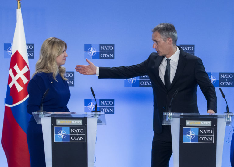 Zuzana Čaputová a generálny tajomník NATO Jens Stoltenberg počas spoločnej tlačovej konferencie po stretnutí v sídle NATO v Bruseli v utorok 25. júna 2019. Foto: TASR/AP