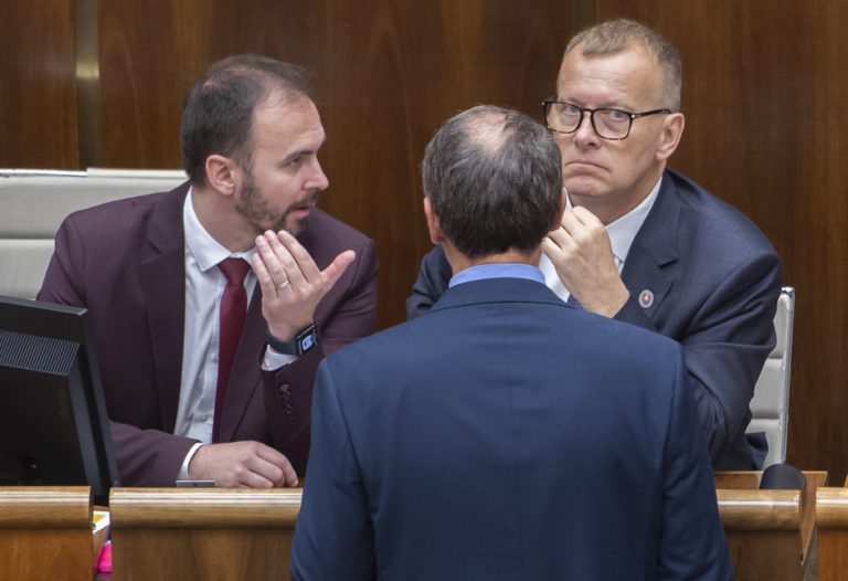 Na snímke zľava poslanec Michal Šipoš (OĽaNO) a vpravo predseda parlamentu Boris Kollár (Sme rodina). Foto: TASR/Martin Baumann