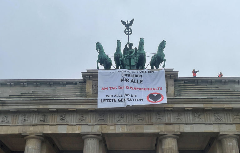 Dve klimatické aktivistky vyliezli na berlínsku Brandenburskú bránu