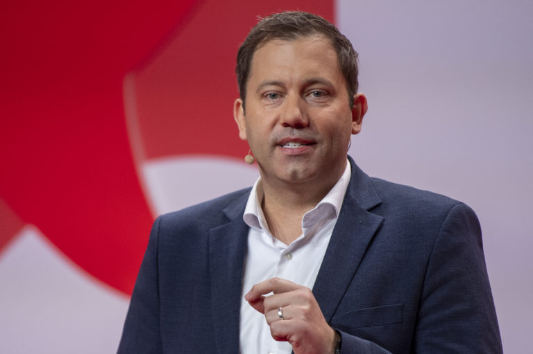 Nemecko: Spolupredseda SPD vyzval zbrojný priemysel na zrýchlenie výroby