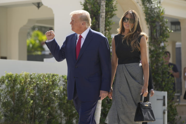 Bývalý americký prezident Donald Trump a jeho manželka Melania Trumpová. Zdroj: TASR/AP