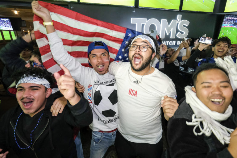 Americkí futbaloví fanúšikovia oslavujú na večierku po tom, čo ich tím porazil Irán vo futbalovom zápase skupiny B na majstrovstvách sveta v Katare. Foto: TASR/AP