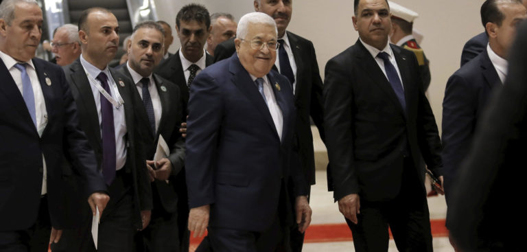 Palestínsky prezident Mahmúd Abbás (uprostred) prichádza na summit Ligy arabských štátov (LAŠ), ktorý sa koná v alžírskej metropole Alžír v stredu 2. novembra 2022. Foto: TASR/AP