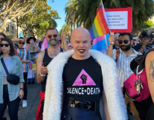 Nebinárny úradník Bidenovej administratívy obvinený z krádeží kufrov za mreže nepôjde