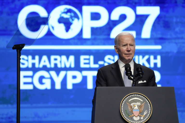 Americký prezident Joe Biden vystupuje na klimatickom summite COP27 v egyptskom Šarm aš-Šajchu v piatok 11. novembra 2022. Foto: TASR/AP