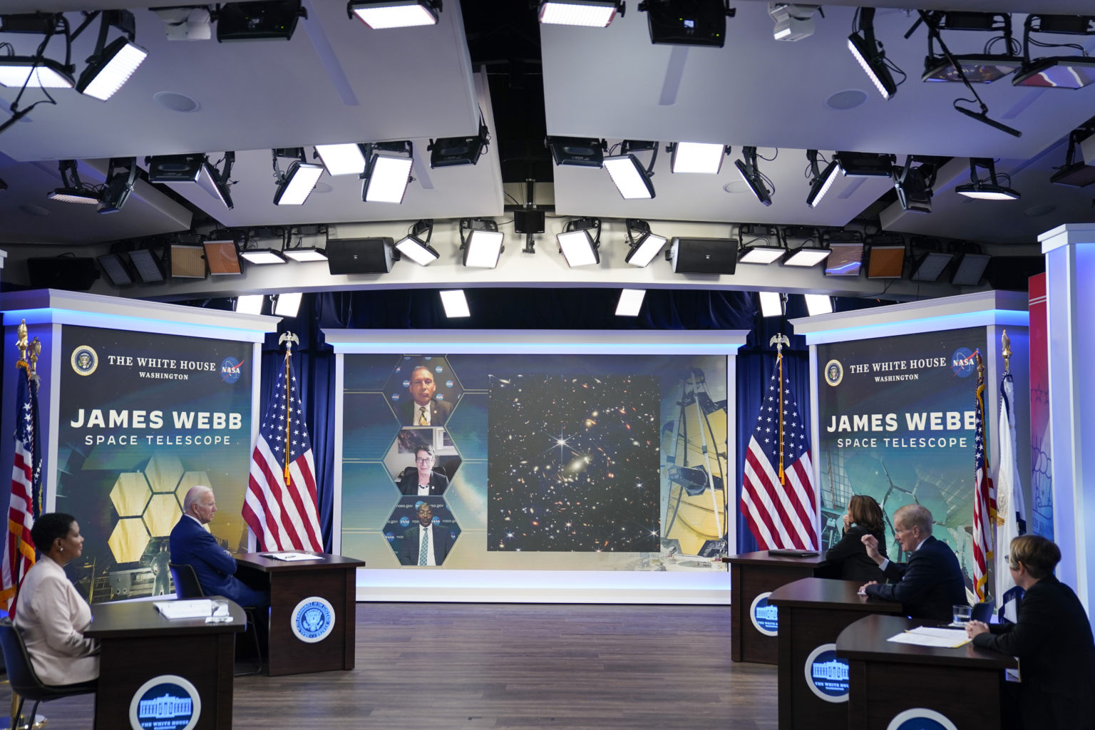 Na snímke druhý zľava prezident USA Joe Biden počas brífingu s pracovníkmi NASA o prvých snímkach z Webbovho vesmírneho teleskopu. FOTO TASR/AP
