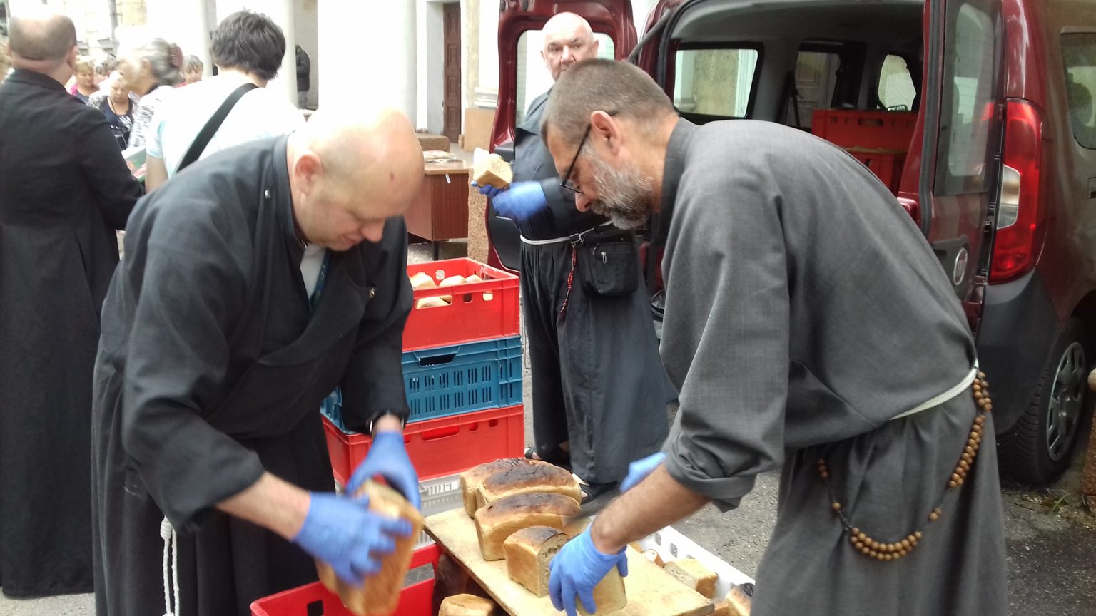 Brat Franciszek Grzelka (vpravo) a ďalší bratia z Poľska pravidelne pomáhajú s distribúciou jedla a ďalšími potrebami. Foto: ACN - Pomoc trpiacej Cirkvi