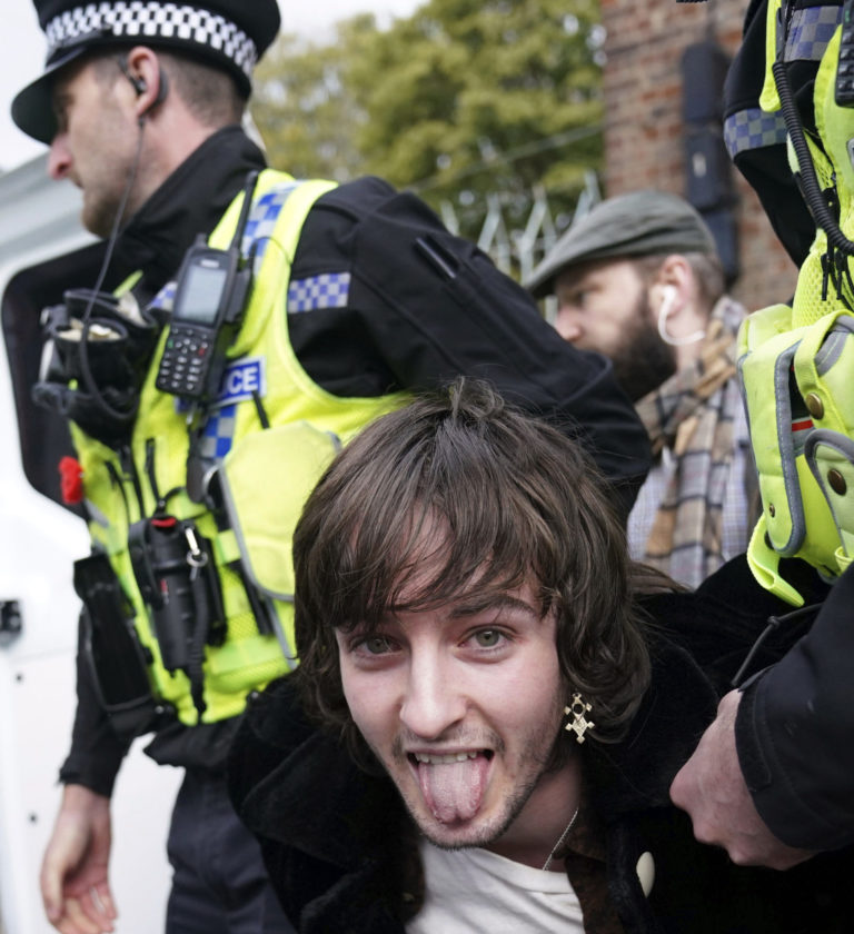 Muž hádzal vajcia na kráľa Karola III. "Británia bola postavená na krvi otrokov," kričal