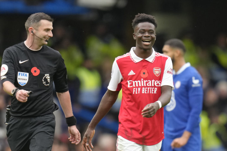 Futbalista Arsenalu Londýn Bukayo Saka (uprostred) sa teší po strelení gólu v zápase 15. kola anglickej Premier League FC Chelsea - FC Arsenal v Londýne v nedeľu 6. novembra 2022. Foto: TASR/AP