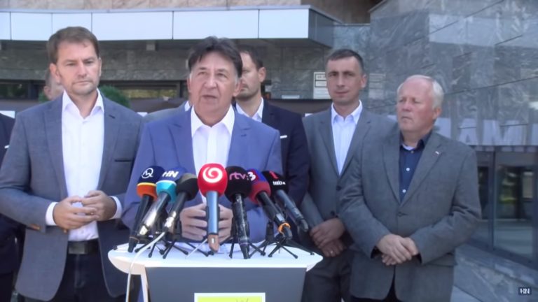 Ján Budaj pred komplexom Bonaparte, 15. septembra 2019. Foto: reprofoto youtube.com