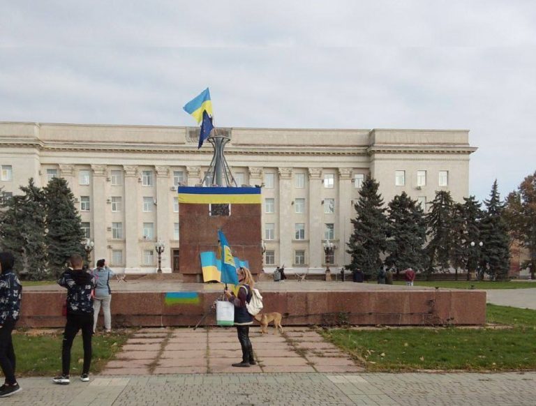 V Chersone zaviala ukrajinská vlajka. Podľa Kremľa mesto zostáva súčasťou Ruska