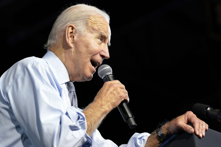 Voliči dali jasne najavo, že sú stále frustrovaní, chápem to, priznal Biden