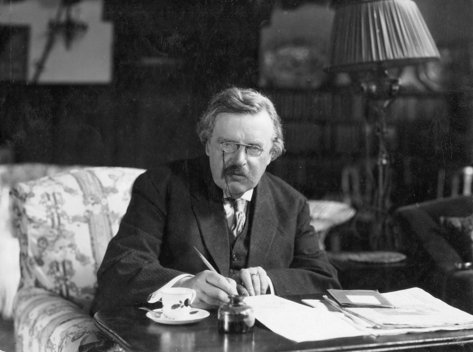 G. K. Chesterton pri práci. Foto: wikimedia