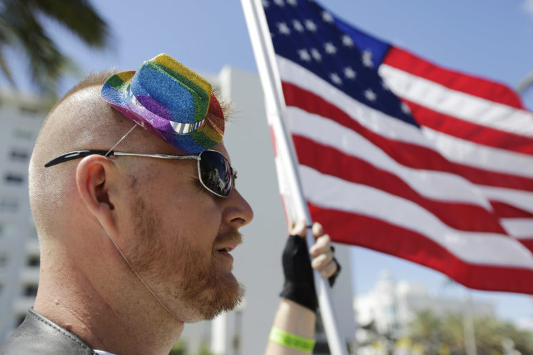 Päť ľudí zomrelo pri streľbe v gej bare v USA