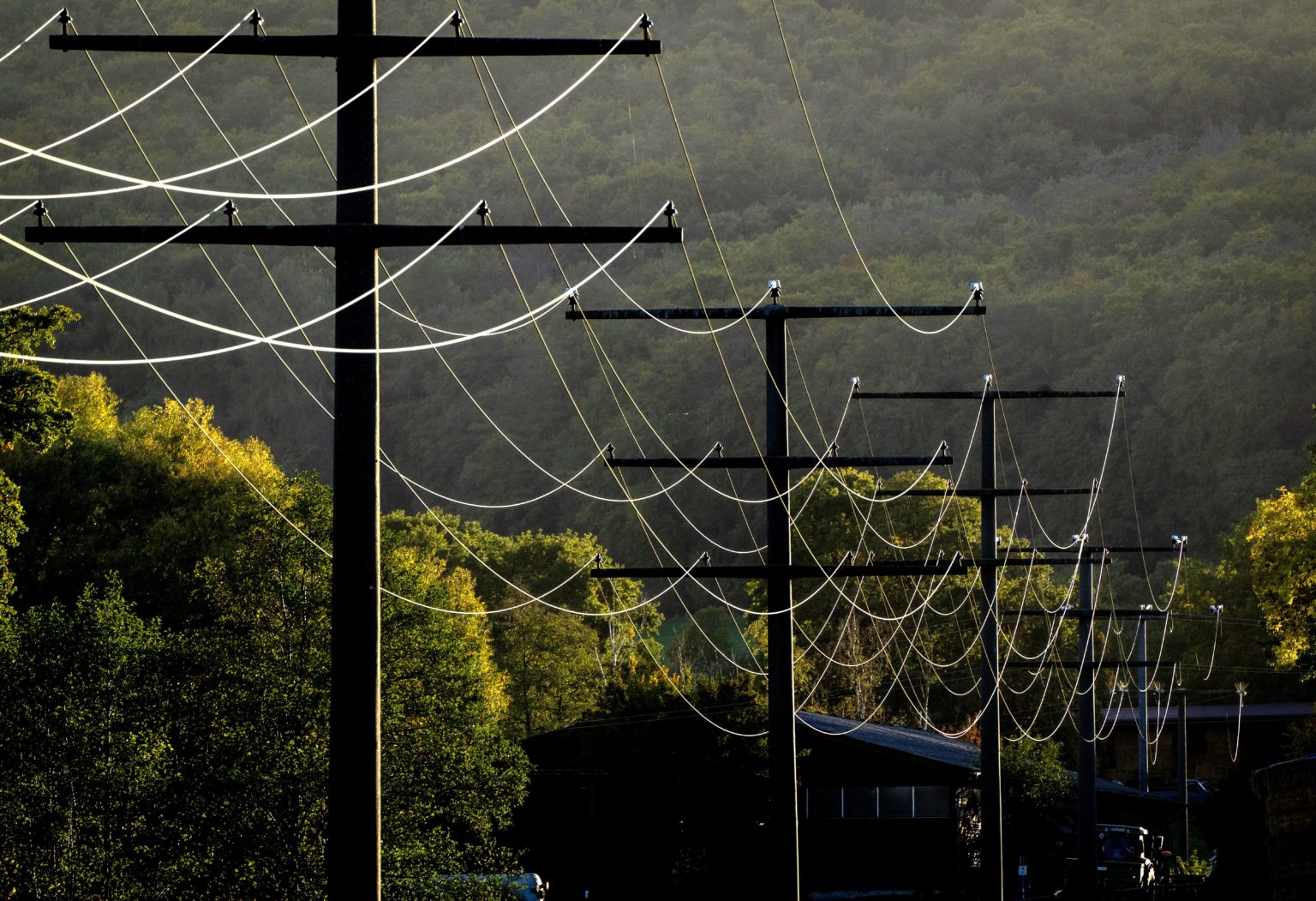 Stĺpy elektrického vedenia. Ilustračné foto TASR/AP