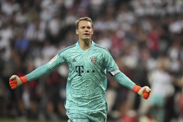 Na archívnej snímke z 5. augusta 2022 brankár Manuel Neuer z Bayernu Mníchov počas zápasu nemeckej Bundesligy proti Eintrachtu Frankfurt. Foto: TASR/AP
