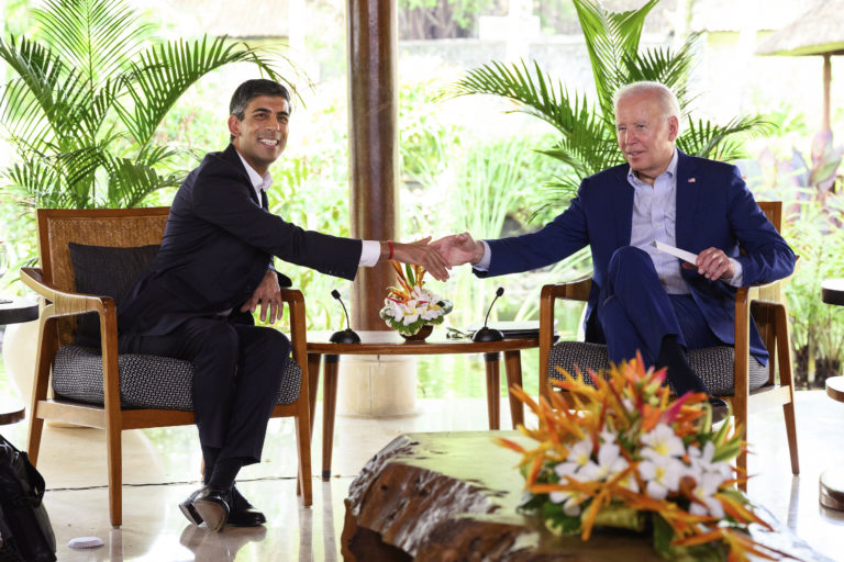 Biden a Sunak rokovali o Ukrajine, o dopade rakety v Poľsku, ale aj o Číne