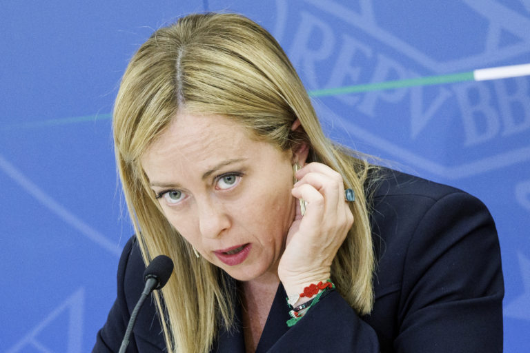 Taliansko je pripravené čeliť veľkým problémom, vyhlásila Meloniová pred cestou do Bruselu