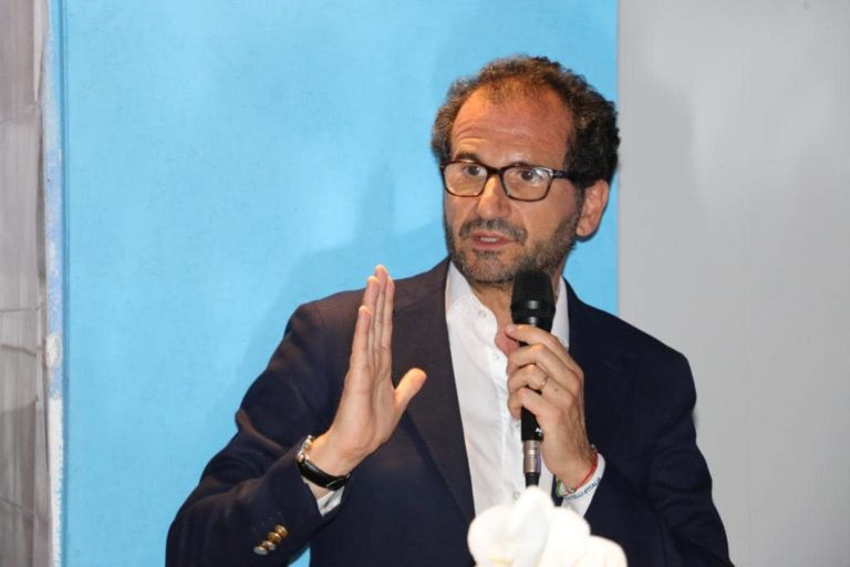 Neexistuje žiadny dôkaz, že vakcíny proti covidu fungujú, vyhlásil námestník ministra zdravotníctva Talianska