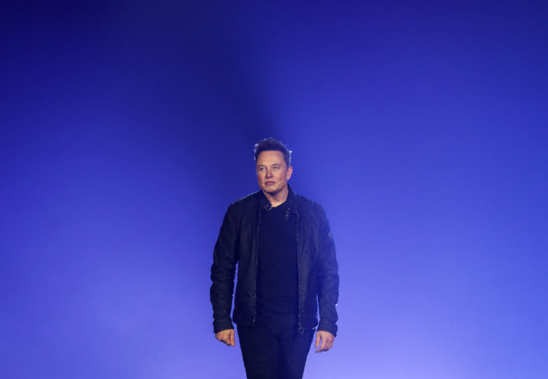 Na archívnej snímke z 21. novembra 2019 výkonný riaditeľ spoločnosti Tesla Elon Musk v americkom meste Hawthorne. Foto: TASR/AP
