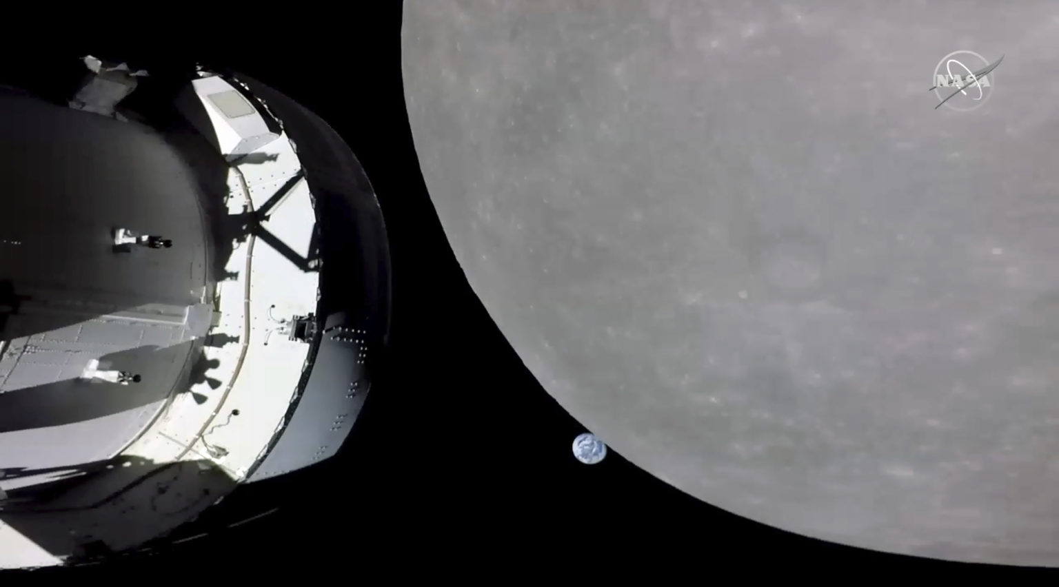 Na snímke bezposádková vesmírna loď Orion amerického Národného úradu pre letectvo a vesmír (NASA), ktorá sa priblížila k Mesiacu na vzdialenosť približne 130 kilometrov v pondelok 21. novembra 2022. Foto: TASR/AP