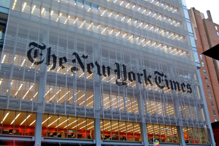 Muž so sekerou a dýkou sa dožadoval vstupu do redakcie novín New York Times