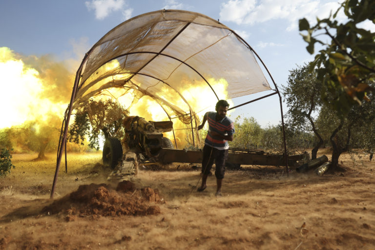 Pri útoku na základňu v Sýrii zahynuli dvaja vládni vojaci. Damask viní Izrael