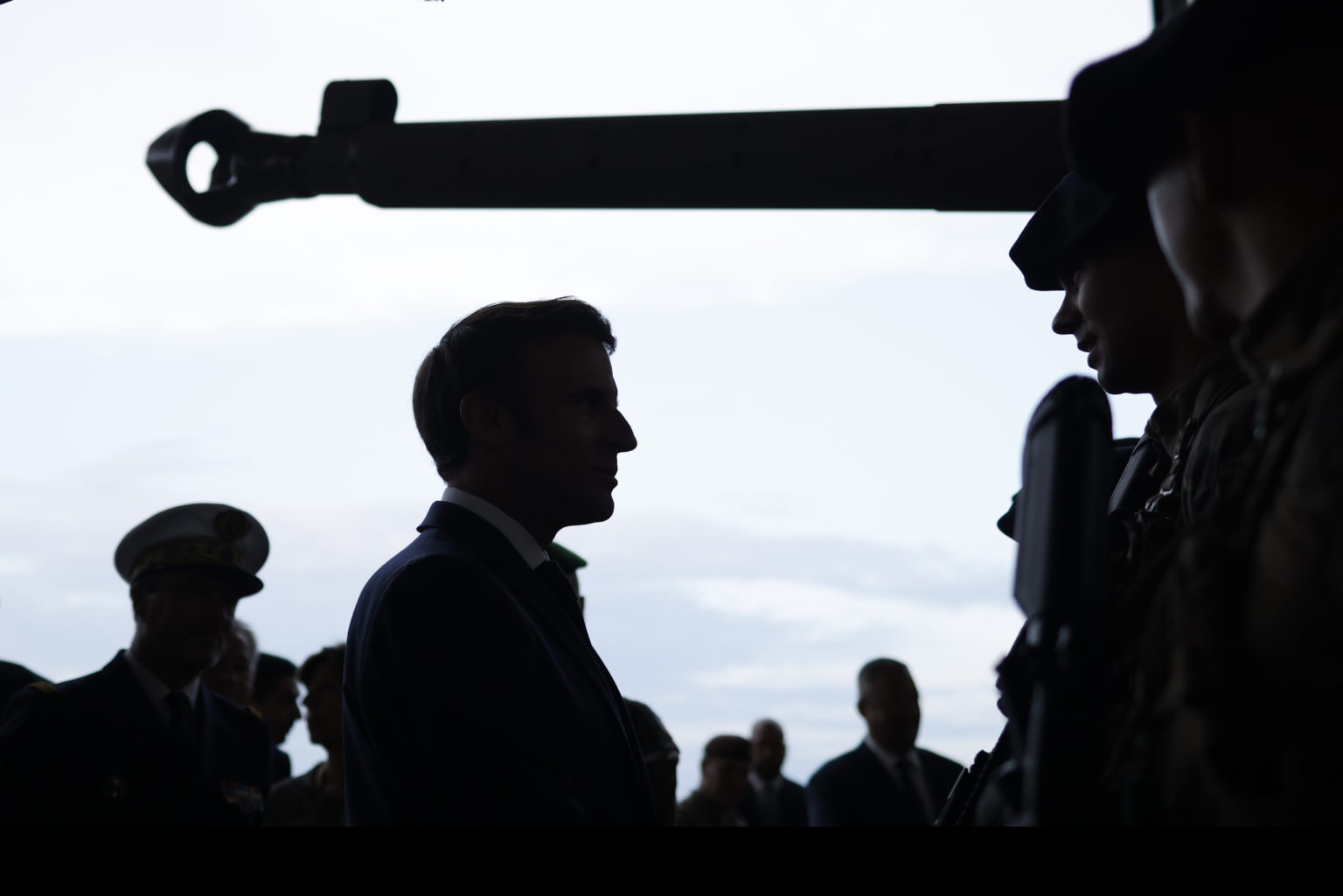 Francúzsky prezident Emmanuel Macron na leteckej základni. Foto: TASR/AP