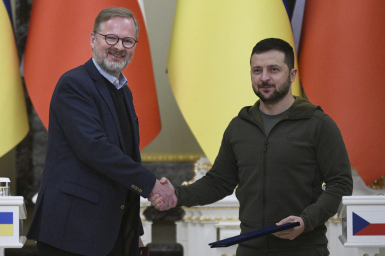 Na snímke zľava český premiér Petr Fiala a ukrajinský prezident Volodymyr Zelenskyj si podávajú ruky počas stretnutia v Kyjeve 31. októbra 2022. Foto: TASR/AP