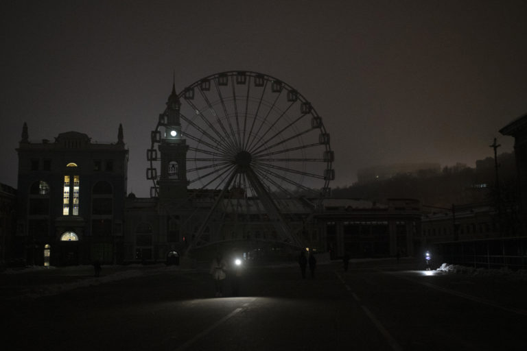 Ukrajina: V Kyjeve by do soboty mali obnoviť dodávky elektriny