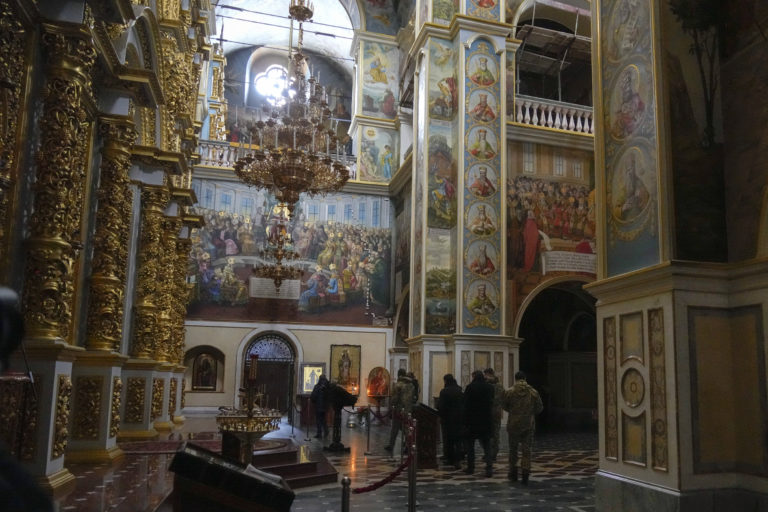 Príslušníci Bezpečnostnej služby Ukrajiny (SBU) vykonávajú raziu na území pravoslávneho kláštora Kyjevsko-pečerská lavra v Kyjeve. Foto: TASR/AP