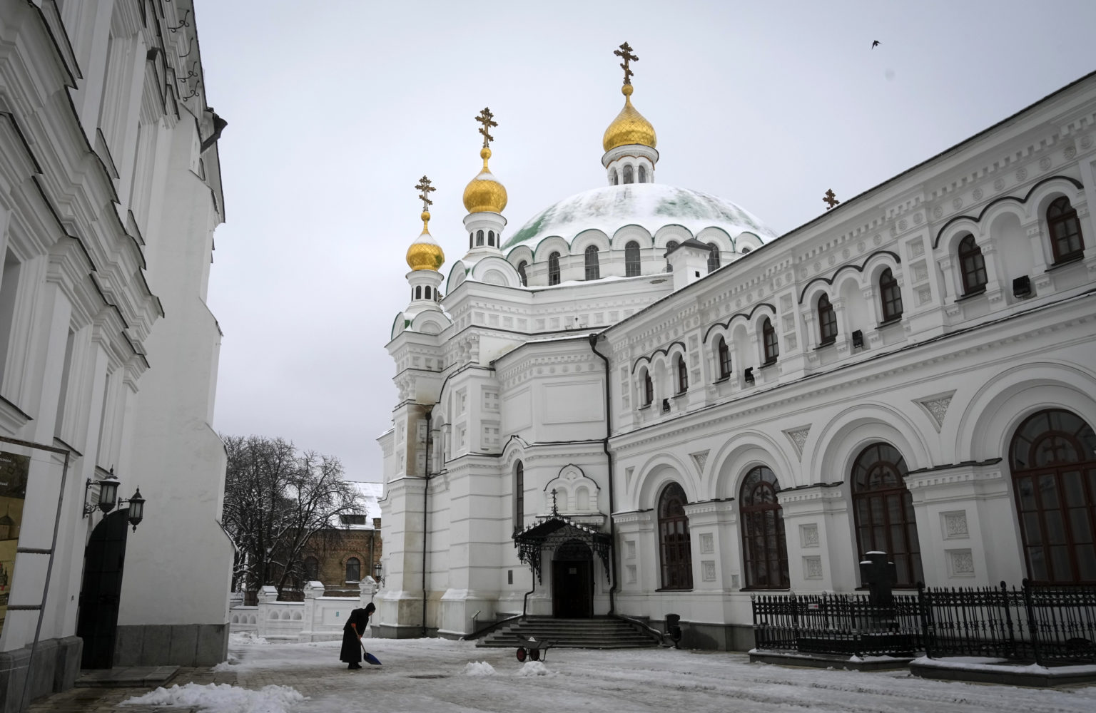 Príslušníci Bezpečnostnej služby Ukrajiny (SBU) vykonávajú raziu na území pravoslávneho kláštora Kyjevsko-pečerská lavra v Kyjeve. Foto: TASR/AP