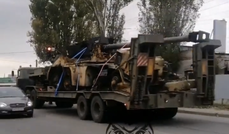 Zničená slovenská húfnica Zuzana 2 počas prevozu na neznáme miesto. Foto: Twitter/Ukraine Weapons Tracker