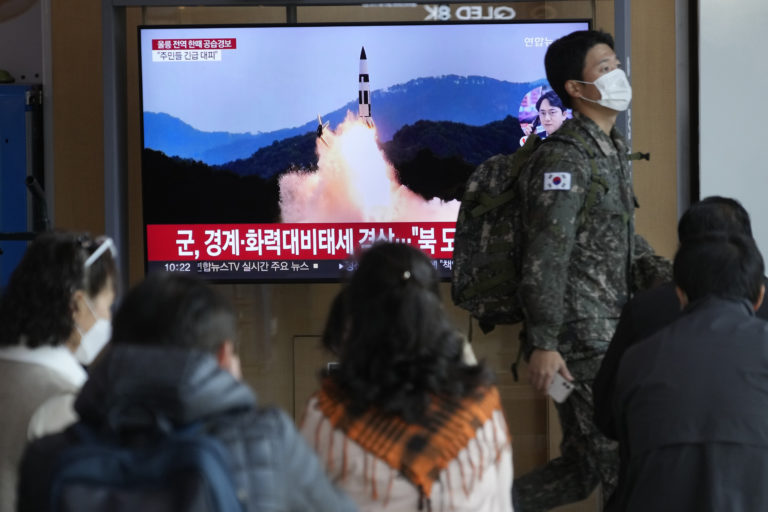 Ľudia v Soule sledujú odpal rakety v KĽDR. Foto: TASR/AP