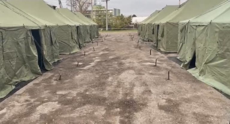 Slovensko bude mať stanové mestečko pre migrantov. Buduje ho rezort vnútra v Kútoch