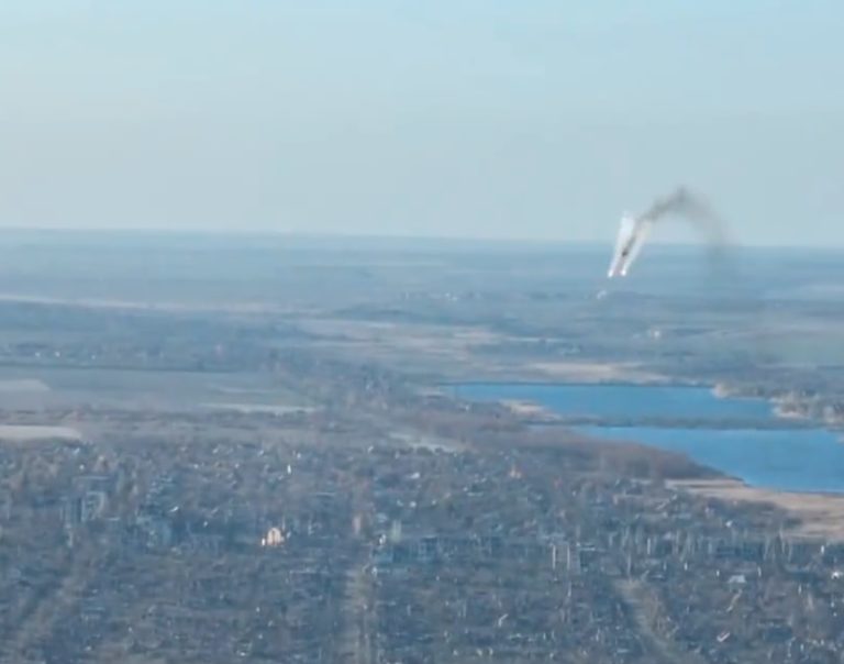 Ako z druhej svetovej vojny. Video zachytilo strmhlavý útok ruského lietadla