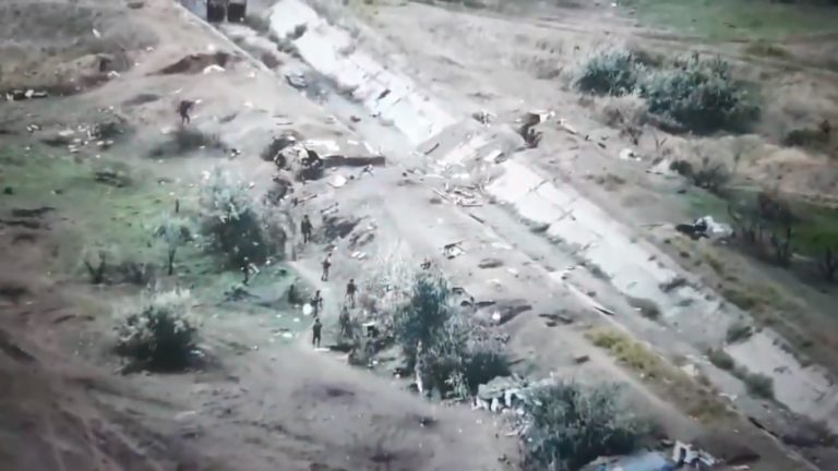 Hŕstka Ukrajincov sa vrhla na ruské pozície. Útok zachytila kamera