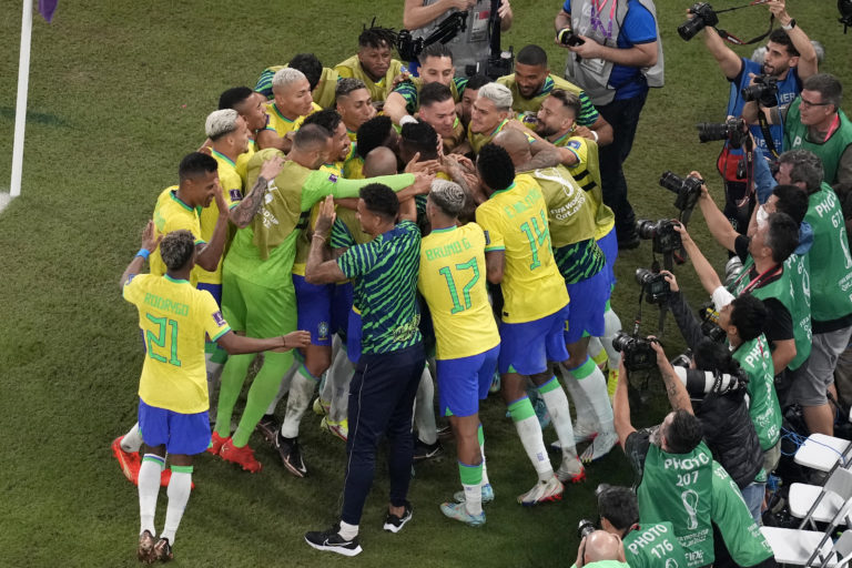 Futbalisti Brazílie sa radujú z výhry nad Švajčiarskom. Foto: TASR/AP