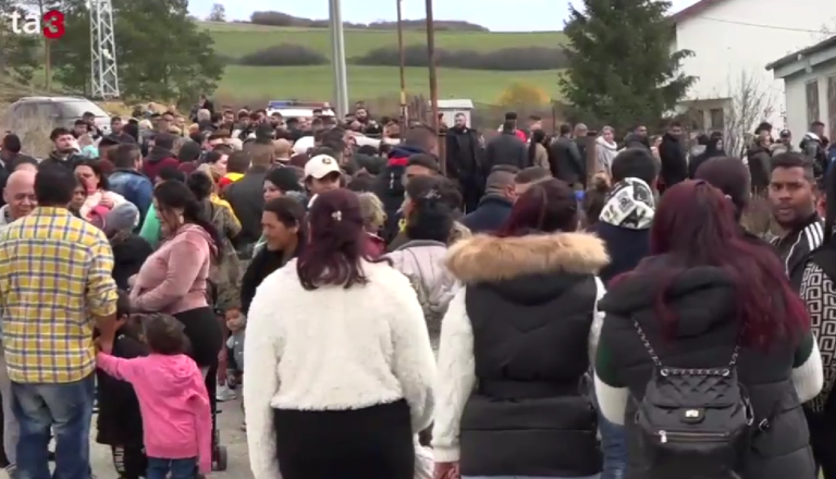 Vidly, palice, kamene. V Žehre sa proti sebe postavili znepriatelené povolebné tábory. Polícia použila varovné výstrely