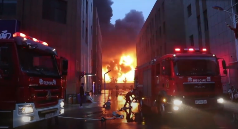 Pri požiari vo fabrike v čínskom meste An-jang zahynulo najmenej 36 osôb