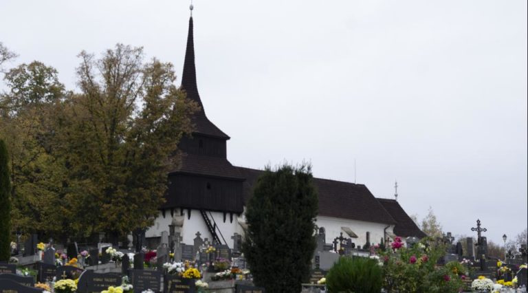 Úctivá atmosféra na urnovom cintoríne