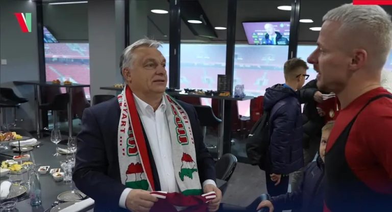 Orbán prišiel na futbal so šálom s mapou Veľkého Uhorska, na ktorej je Slovensko súčasťou Maďarska