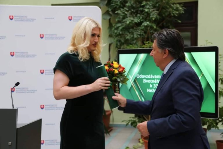 Matúš Lenický oceňovaný ako Matia Lenická ministrom životného prostredia Jánom Budajom. Foto: Facebook/Ministerstvo životného prostredia SR