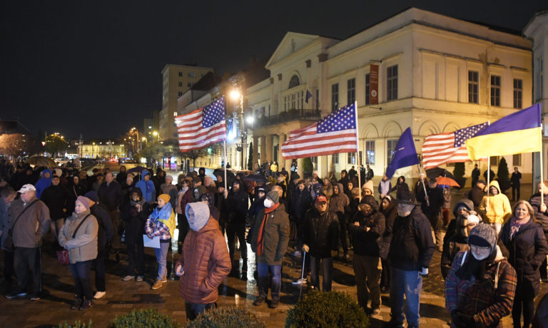 Míting v centre Košíc k novembru 1989 odmietol nenávisť a násilie
