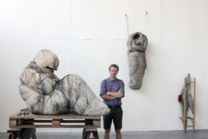 Na vrcholy hôr vynáša vlastné sochy horolezcov: Hľadám súvislosti medzi fyzickým a mentálnym svetom, hovorí umelec Papčo