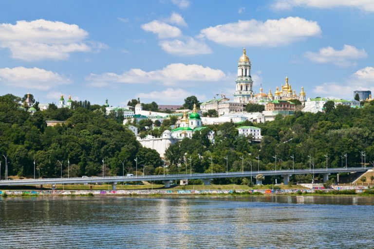 Kremeľ odsúdil raziu v kyjevskom kláštornom komplexe, ktorý podlieha Moskve