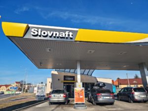 Úplné embargo na ruskú ropu? Tankovanie veľmi zdražie a ľudia vyjdú do ulíc, odpovedá Slovnaft