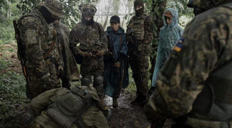Šéf americkej dobrovoľníckej jednotky: Ukrajinci by nemali zabíjať ruských zajatcov. Bolo toho veľa