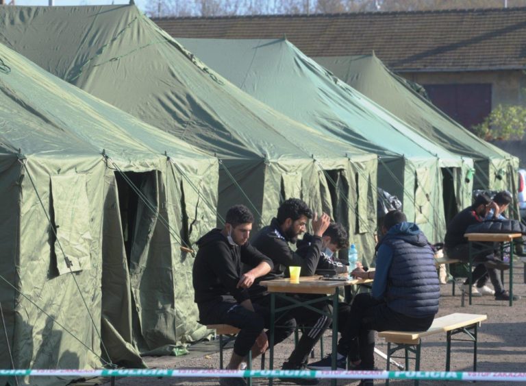Rezort vnútra: Kapacita stanového mestečka pre nelegálnych migrantov v Kútoch je momentálne postačujúca